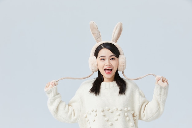 Mooie aziatische vrouw in een witte sweater