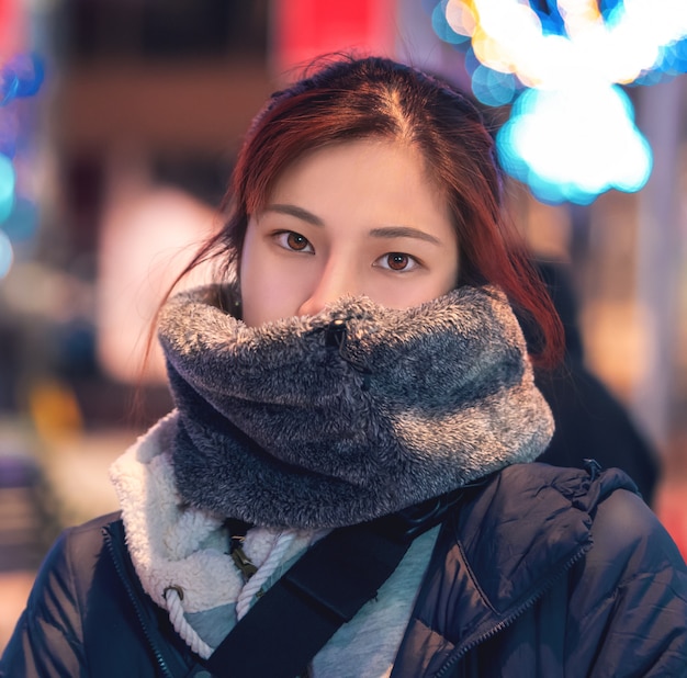 Mooie Aziatische vrouw in winter kleding