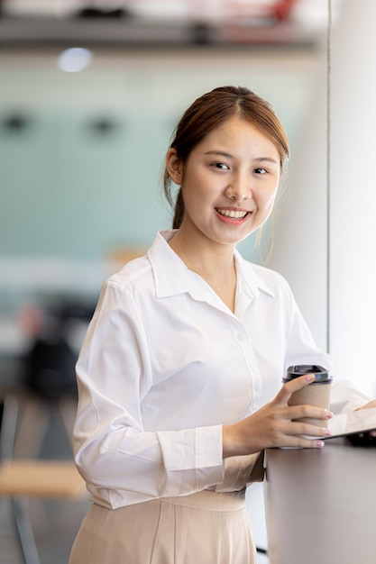 Mooie Aziatische vrouw is een zakenvrouw die een nieuwe generatie startups leidt, een vrouw die een businessplan runt en beheert om vertrouwen en stabiliteit op te bouwen in een zakelijk, vrouwelijk bedrijfsconcept