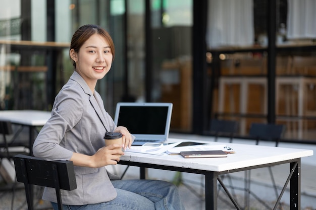 Mooie Aziatische vrouw is een zakenvrouw die een nieuwe generatie startups leidt, een vrouw die een businessplan runt en beheert om vertrouwen en stabiliteit op te bouwen in een zakelijk, vrouwelijk bedrijfsconcept