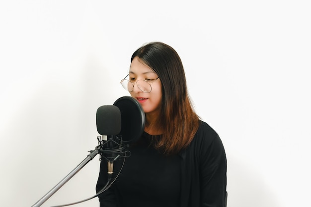 Foto mooie aziatische vrouw lgbtq is een zangeres ze geniet van het zingen van een liedje of karaoke in de muziek studio