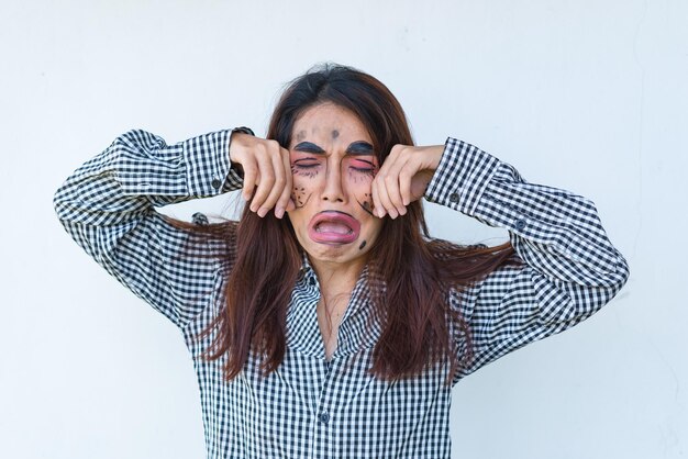 Mooie Aziatische vrouw make-up gezicht grap op witte backgroundThailand mensen poseren voor het nemen van een foto