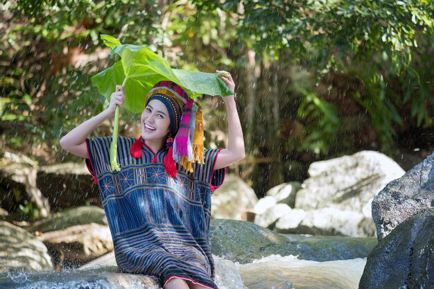 Mooie Aziatische vrouw met de traditionele kleding van Karen