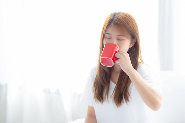 Mooie Aziatische vrouw met een kopje koffie drinken