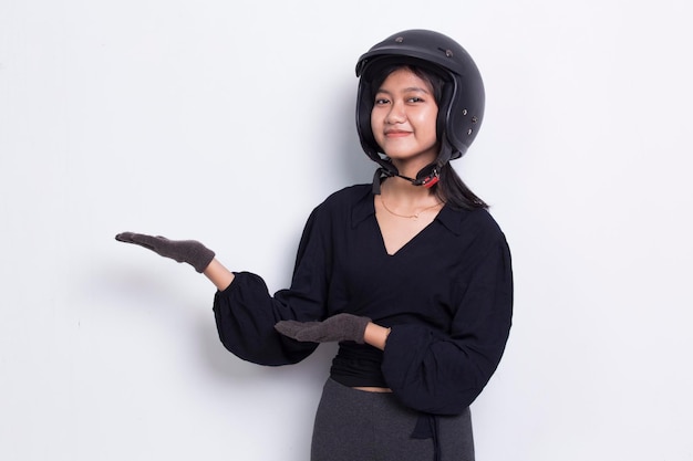 mooie aziatische vrouw met een motorhelm die met de vingers naar verschillende richtingen wijst