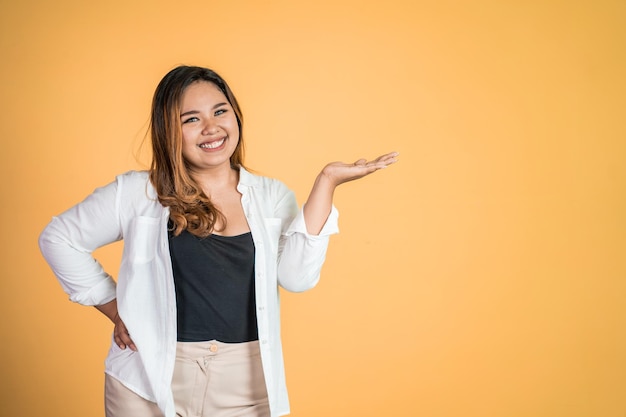 Mooie Aziatische vrouw met handgebaar presenteren