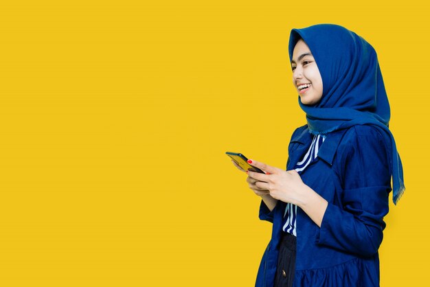 Mooie Aziatische vrouw met smartphone