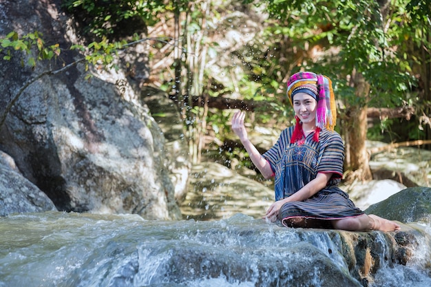 Mooie Aziatische vrouw met Thaise traditionele kleding