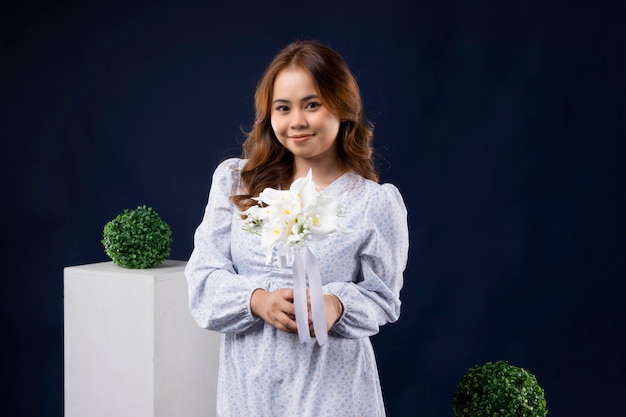 Mooie aziatische vrouw natuurlijke make-up slijtage mode kleding casual dresscode kantoorstijl