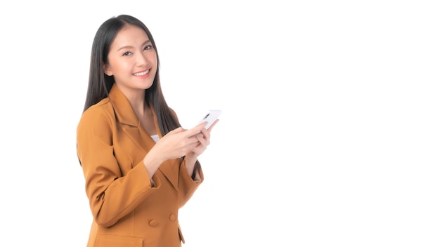 Mooie Aziatische vrouw schattig meisje speelt een smartphone geïsoleerd op witte achtergrond mobiele telefoon gebruikt een online banking voor het betalen van online winkelen