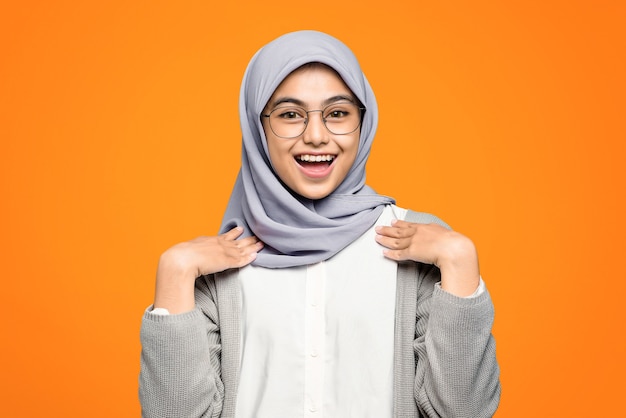 Mooie Aziatische vrouw vrolijk dragen lenzenvloeistof op oranje muur