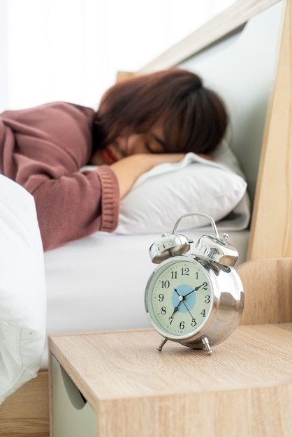 mooie Aziatische vrouwen op bed en 's ochtends wakker worden