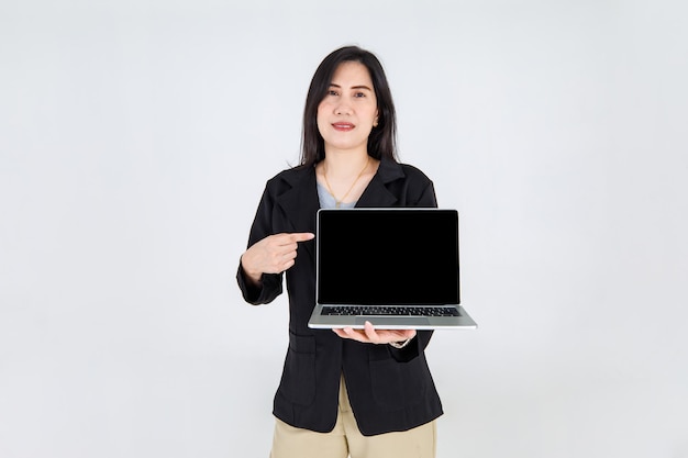 Mooie Aziatische zakenvrouw die naar het scherm van de laptop wijst om aantrekkelijke kantoorwerkinformatie uit te leggen en interessante aanbiedingen als aankondiging aan te pakken terwijl ze verkooppromotie onderwijst