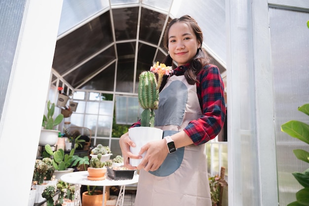 Mooie Azië vrouw met cactus in kleine winkelcactus