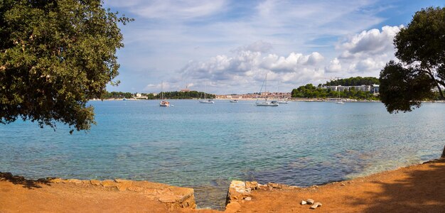 Mooie baai in de buurt van Rovinj helder water en steenachtig strand Kroatië Panorama