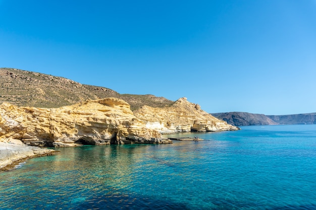 Mooie baaien op de rotsen van Rodalquilar in Cabo de Gata op een mooie zomerdag, Almeria