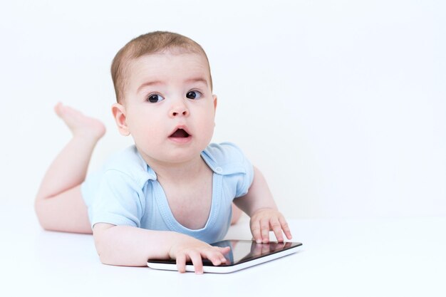 Mooie baby spelen met tablet
