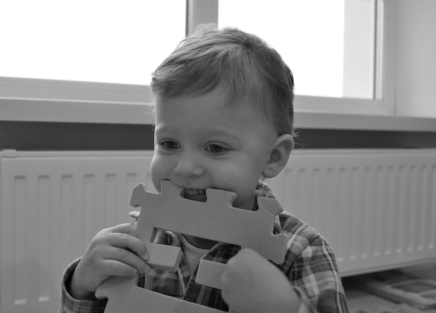 Mooie babyjongen met de poserende fotograaf van het kindgezicht