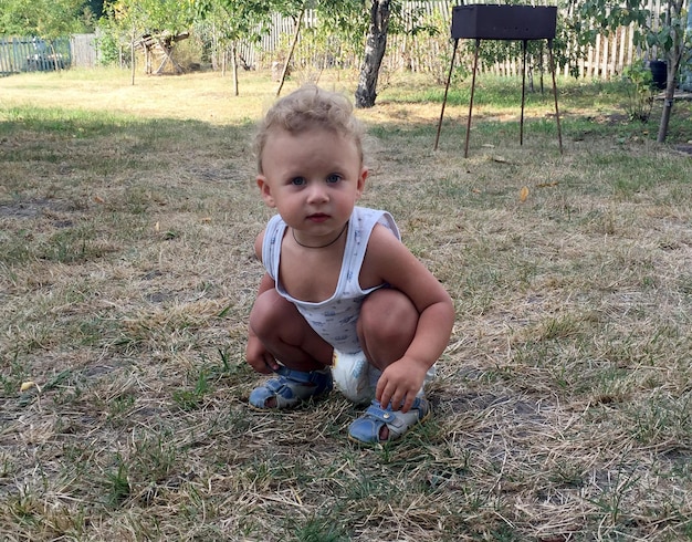 Foto mooie babyjongen met de poserende fotograaf van het kindgezicht