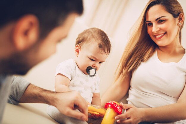 Mooie babyjongen met plezier en spelen met zijn ouder thuis.