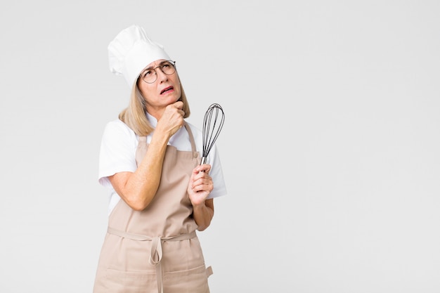 Mooie bakkersvrouw van middelbare leeftijd