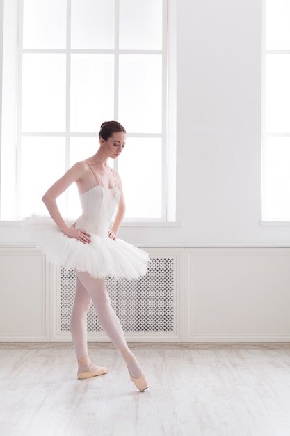 Mooie ballerina dansen in balletles