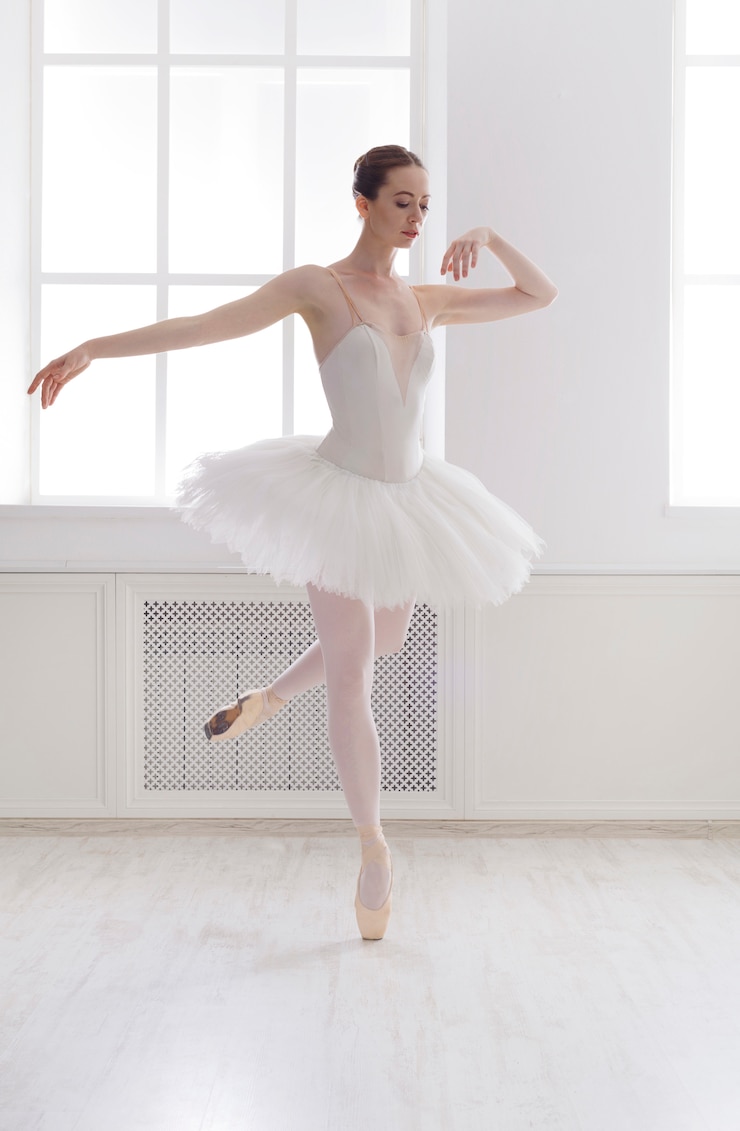 Foto mooie ballerina dansen in balletpositie