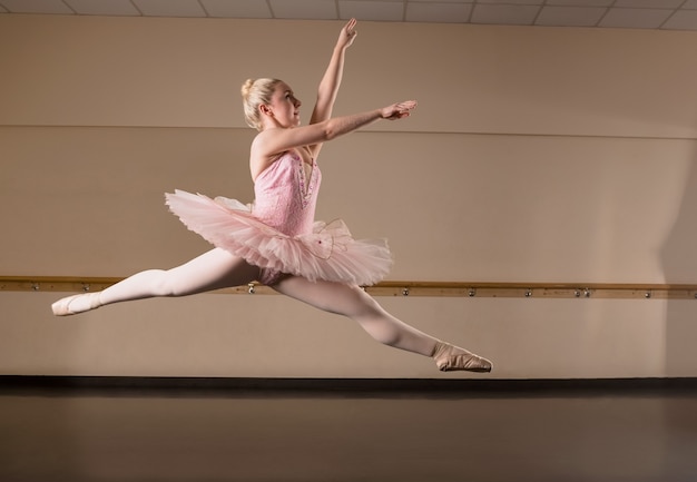 Mooie ballerina dansen in roze tutu