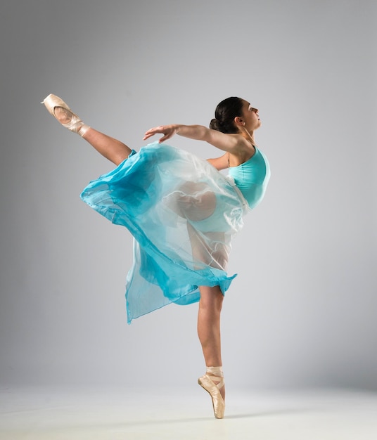 Mooie ballerina dansen met blauwe en witte kleren. Ze danste op balletschoenen.