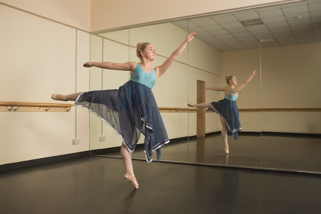 Mooie ballerina dansen voor spiegel