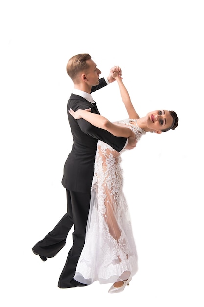 Mooie ballroom dans paar in een dans pose geïsoleerd op een witte achtergrond. sensuele professionele dansers dansen wals, tango, slowfox en quickstep