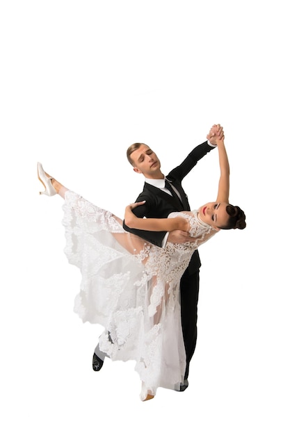 Mooie ballroom dans paar in een dans pose geïsoleerd op een witte achtergrond sensuele professionele dansers dansen walz tango slowfox en quickstep