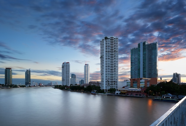 Mooie Bangkok en Chao Phraya-rivier in schemering het bekijken van Taksin-Brug