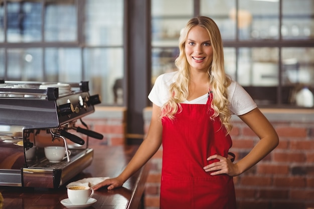 Mooie barista die de camera bekijkt