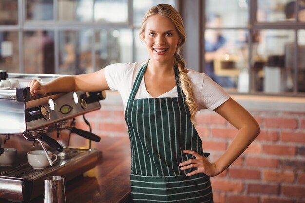 Mooie barista die de camera bekijkt