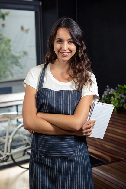 Mooie barista die orders schrijft