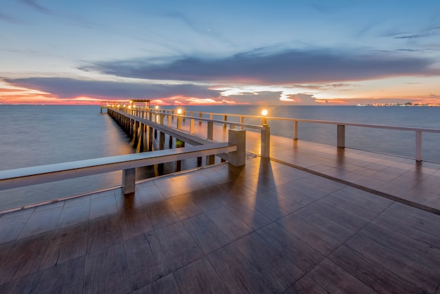 mooie beboste brug in de haven bij zonsondergang