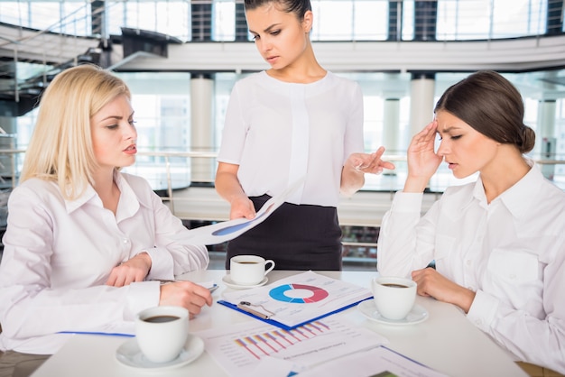 Mooie bedrijfsvrouwen die aan nieuwe bedrijfsstrategie werken.