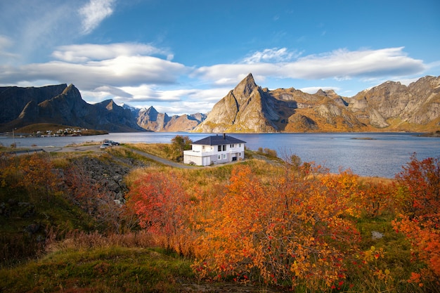 Mooie berg en hemel in Hamnoy-dorp in Lofoten, Noorwegen