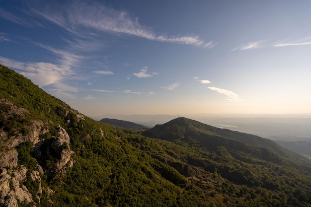 Mooie bergen met zachte heuvels in Albanië