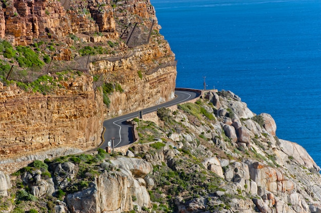 Mooie bergweg, landschap van kliffen en zee. Zuid-Afrika