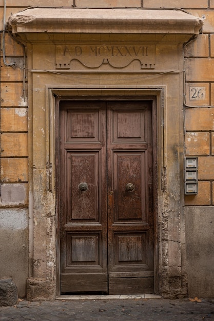 Mooie bewerkte houten antieke vintage deuren op straat in de wijk Trastevere