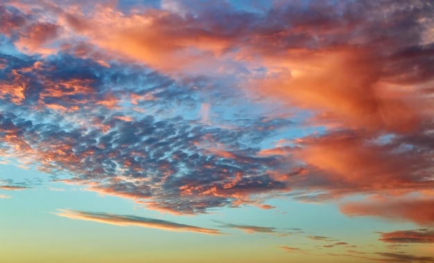 Foto mooie bewolkte avondlucht met zonnestralen met paarse tint