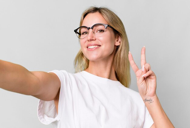 Mooie blanke blonde vrouw close-up selfie