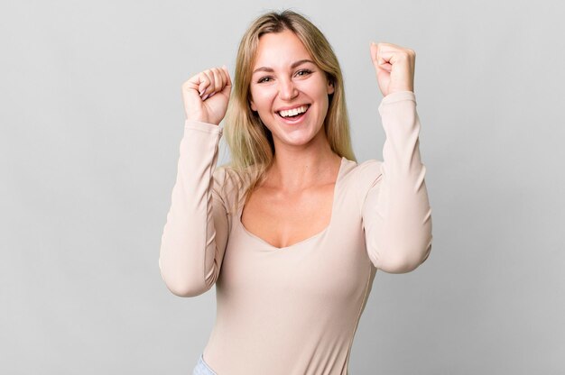 Mooie blanke blonde vrouw met een kopieerruimte aan de zijkant