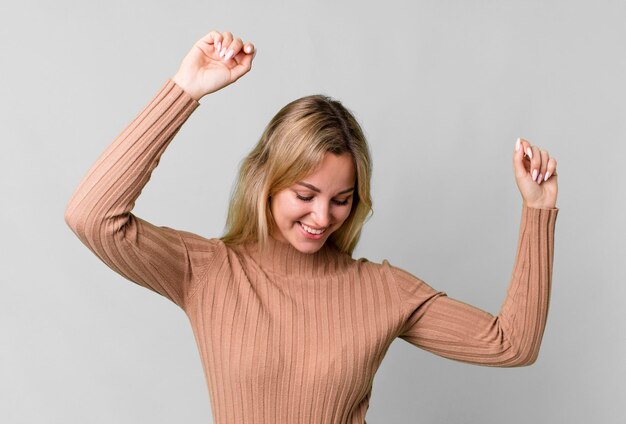 Mooie blanke blonde vrouw met een kopieerruimte aan de zijkant