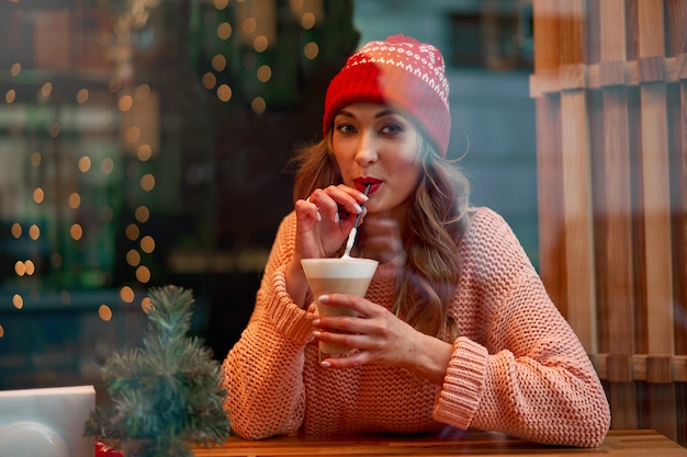 Mooie blanke vrouw binnenshuis café Winter vakantie tijd