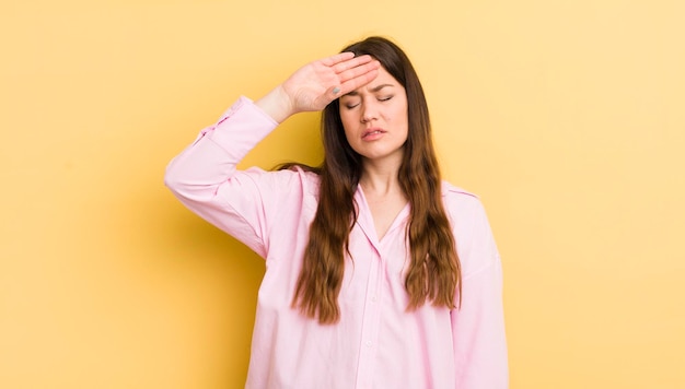 Mooie blanke vrouw die er gestrest, moe en gefrustreerd uitziet, het zweet van het voorhoofd droogt en zich hopeloos en uitgeput voelt