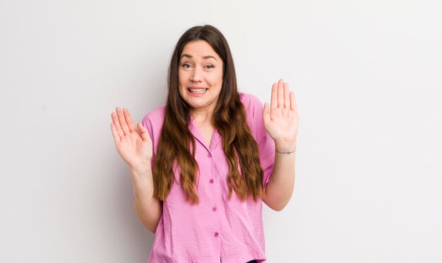 Mooie blanke vrouw die er nerveus, angstig en bezorgd uitziet en zegt dat het niet mijn schuld is of ik heb het niet gedaan