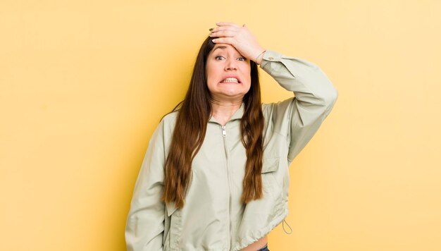 Mooie blanke vrouw die in paniek raakt over een vergeten deadline en zich gestrest voelt omdat ze een puinhoop of een fout moet verdoezelen